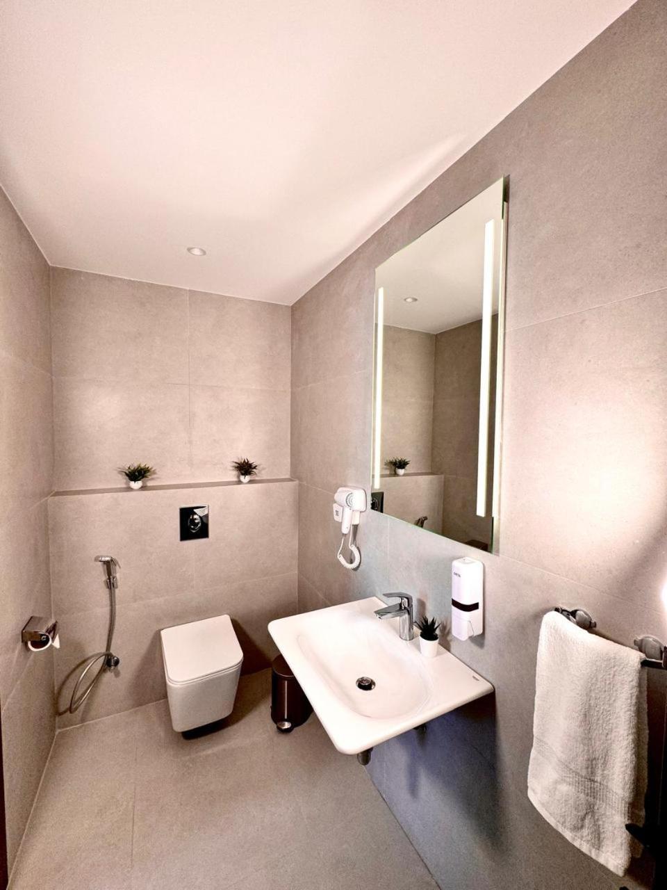 New Merryland Hotel Амман Экстерьер фото